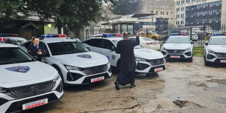E pazakontë në Maqedoninë e Veriut/ Bekoi makinat e policisë në ambientet e ministrisë, nisin hetimet për priftin