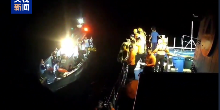 Kina të dielën dorëzoi 17 marinarë filipinas që shpëtoi nga një anije e mbytur