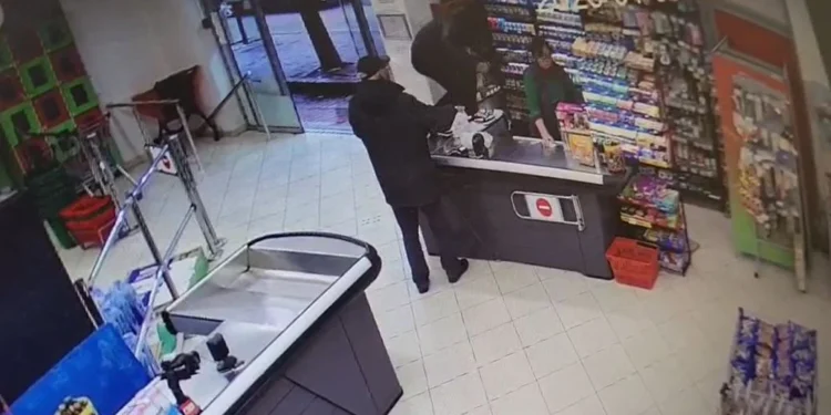 Video/ Momenti kur kërcënohet dhe lëndohet me thikë punonjësja e marketit, personi i vodhi një shumë parash