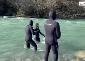 U la nga shoku në mjetin e rënë në përrua dhe dyshohet se e mori rrjedha e ujit/ Polumbarët e RENEA-s vijojnë kërkimet për 30 vjeçarin