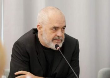 Takimi i socialistëve në Pallatin e Brigadave nis me vonesë/ Gazetari: Mbledhja parashikohet e gjatë, do diskutohet për..