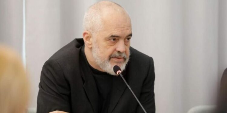 Takimi i socialistëve në Pallatin e Brigadave nis me vonesë/ Gazetari: Mbledhja parashikohet e gjatë, do diskutohet për..