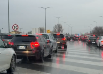 Shi dhe fluks automjetesh, trafik i rënduar në superstradën Milot-Lezhë