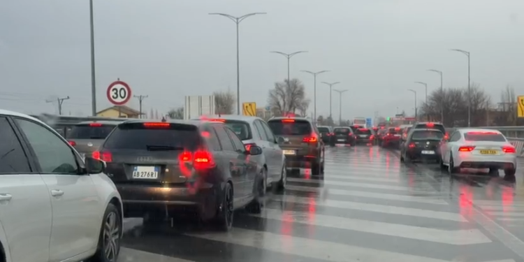 Shi dhe fluks automjetesh, trafik i rënduar në superstradën Milot-Lezhë