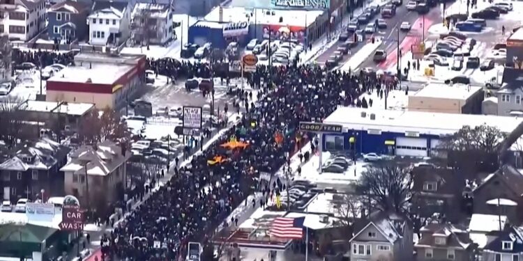 Me mijëra i bashkohen protestave, pas vrasjes së nënës së tre fëmijëve nga “policia private” e Trump