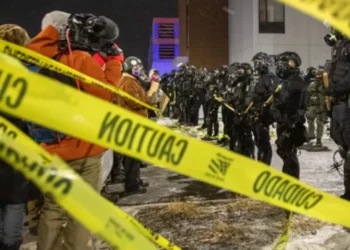 26 persona bien në pranga nga policia e Minneapolis/ Po protestonin para hotelit ku qëndronte komandanti i ICE-së