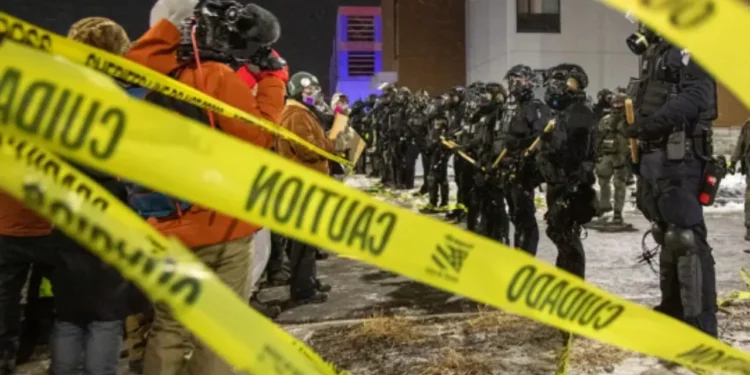 26 persona bien në pranga nga policia e Minneapolis/ Po protestonin para hotelit ku qëndronte komandanti i ICE-së