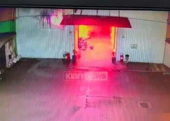 VIDEO / Zjarri që dogji tregun e rrobave të përdorura, momenti kur nisën flakët