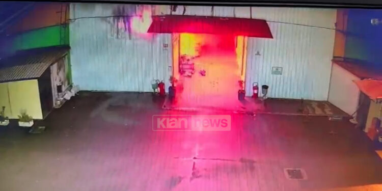 VIDEO / Zjarri që dogji tregun e rrobave të përdorura, momenti kur nisën flakët