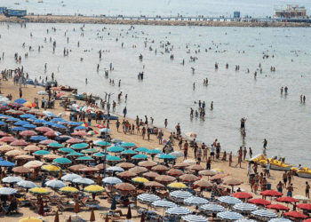 Zbardhet vendimi: Bashkitë do të vendosin tavan për çmimet e shezlongëve, edhe plazhet publike bëhen me pagesë