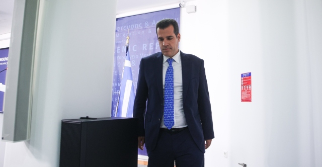 Zhbllokohen mbi 90 mijë leje qëndrimi të pezulluara/ Greqia propozon rregulla të reja për emigracionin