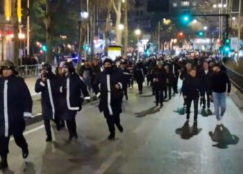 VIDEO/ Protestuesit ndryshojnë skenar, policët vrapojnë për të mbrojtur Kuvendin nga militantët e Berishës