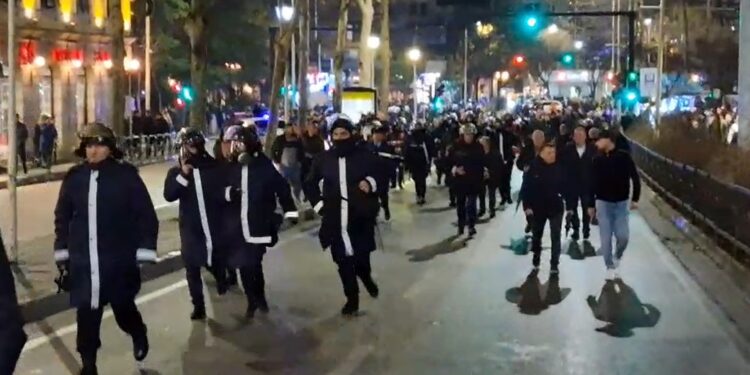 VIDEO/ Protestuesit ndryshojnë skenar, policët vrapojnë për të mbrojtur Kuvendin nga militantët e Berishës