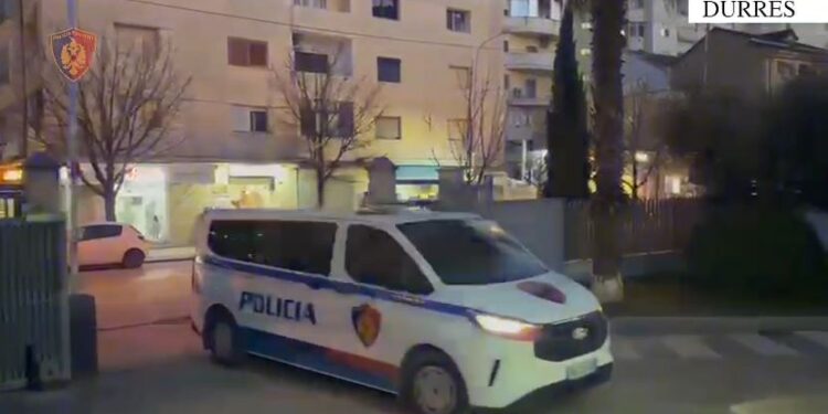 Parandalohet krimi në plazhin e Durrësit, kapet 24-vjeçari i armatosur me pistoletë