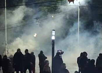 Militantët e Berishës shtyhen me policinë para Kuvendit, shpërndahen nga gazi lotsjellës