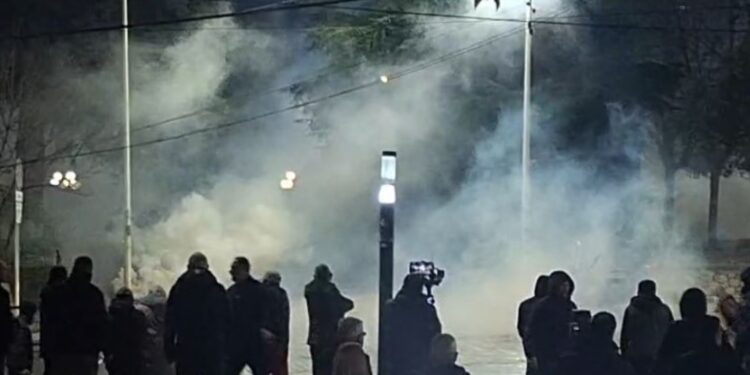 Militantët e Berishës shtyhen me policinë para Kuvendit, shpërndahen nga gazi lotsjellës
