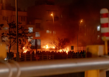 ‘Digjet’ Irani/ Protestuesit sfidojnë autoritetet shtetërore, shënohen përplasje të dhunshme