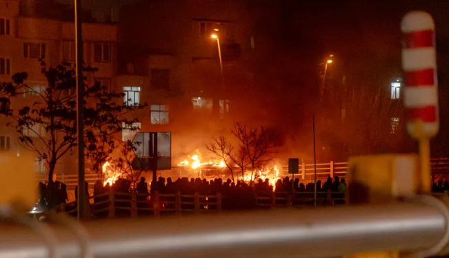 ‘Digjet’ Irani/ Protestuesit sfidojnë autoritetet shtetërore, shënohen përplasje të dhunshme