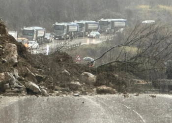 Reshjet, bllokohen disa segmente rrugore në qarkun Gjirokastër, mungesë energjie në Kurvelesh dhe Lazarat