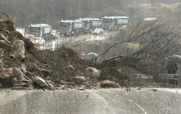Reshjet, bllokohen disa segmente rrugore në qarkun Gjirokastër, mungesë energjie në Kurvelesh dhe Lazarat