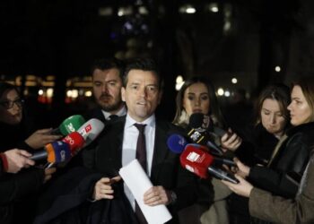 “Vijon turpi në Parlament…” Shehaj: Po shesin letrën që i ka shkuar edhe Lukashenkos si shpëtim nga drejtësia!