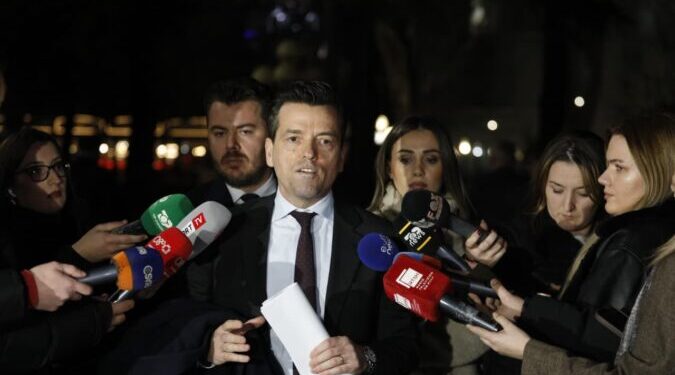 “Vijon turpi në Parlament…” Shehaj: Po shesin letrën që i ka shkuar edhe Lukashenkos si shpëtim nga drejtësia!