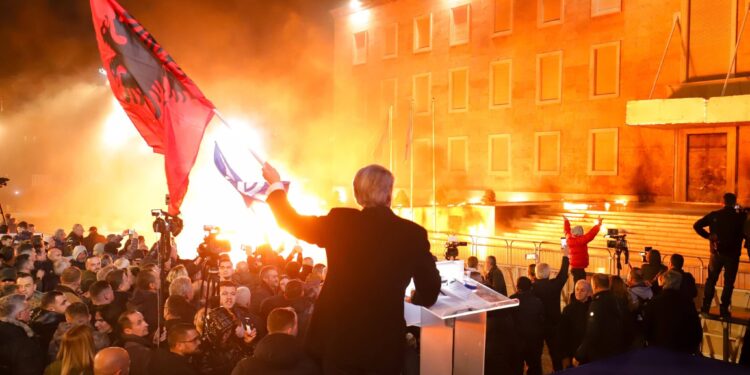 Protesta e Berishës: 18 në pranga! Procedohen penalisht Bardhi, Balliu, Baçi e Minarolli