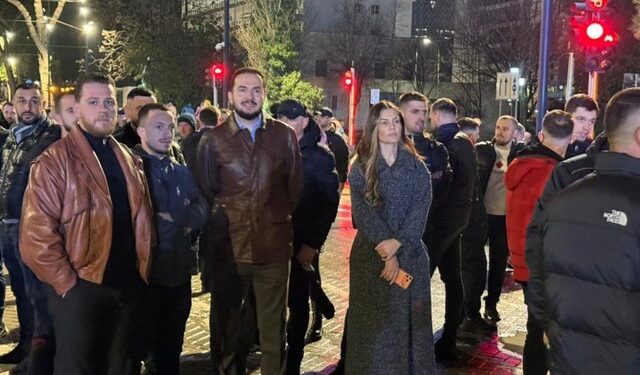 Berisha e quan të vetëpërjashtuar, Salianji me mbështetësit e tij i bashkohen protestës para Kryeministrisë