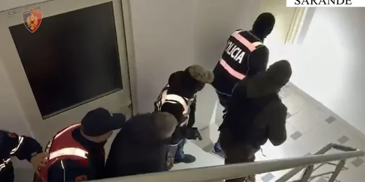 Sarandë, tjetër ‘shtëpi bari’/ Kati i 9-të kthehet në parcelë kanabisi, pranga administratorit, 4 të shpallur në kërkim