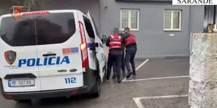 (VIDEO) Sarandë, sherri me thika e shkopinj, reagon policia: Dy të arrestuar, një në kërkim