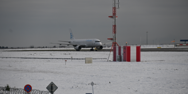 Aeroportet e Vjenës dhe Budapestit mbyllen për shkak të ngricës, probleme edhe në Pragë