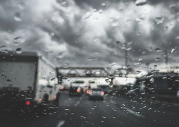 Autoritetet greke paralajmërojnë për shira të rrëmbyeshëm dhe stuhi të forta: Shmangni lëvizjet e panevojshme