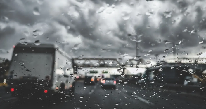 Autoritetet greke paralajmërojnë për shira të rrëmbyeshëm dhe stuhi të forta: Shmangni lëvizjet e panevojshme