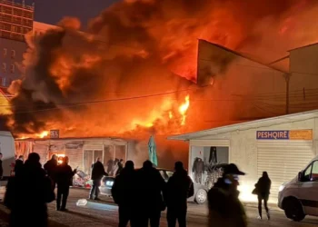 Zjarri te tregu i rrobave të përdorura, prefekti i Tiranës: I vështirë neutralizimi i flakëve, kemi kërkuar ndihmë nga..