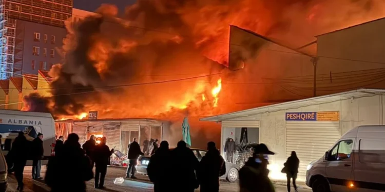 Zjarri te tregu i rrobave të përdorura, prefekti i Tiranës: I vështirë neutralizimi i flakëve, kemi kërkuar ndihmë nga..