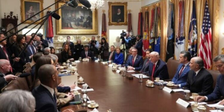 Trump mbledh kabinetin pas debateve mes demokratëve dhe republikanëve: Po punojmë të mos kemi mbyllje të dytë të qeverisë