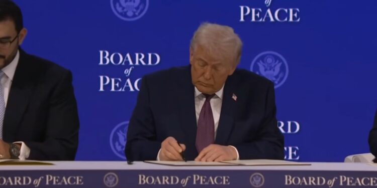 Themelohet Bordi i Paqes, liderët nënshkruajnë dokumentin/ Firmos Trump: Këtu janë të gjithë liderët që dua!