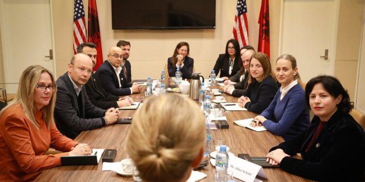 VanHorn takohet me deputetët e rinj të PS e PD, ambasada: Forcojmë bashkëpunimin mbi prioritetet e përbashkëta