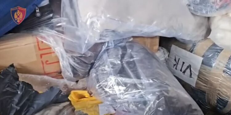 EMRAT| Fusnin veshje kontrabandë nga Kina dhe Turqia, në pranga 3 persona