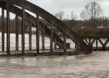 Vjosa rrezikon sërish të dalë nga shtrati, rritet ndjeshëm niveli i lumit duke shkuar në 6 metra