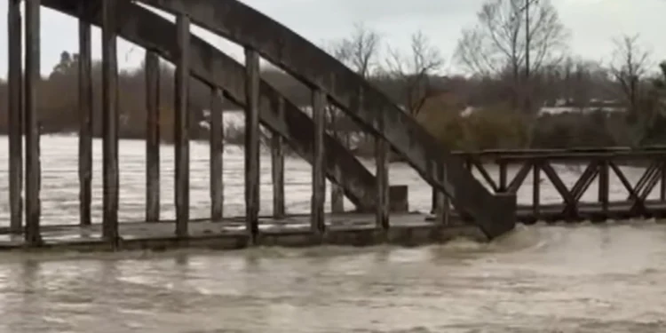 Vjosa rrezikon sërish të dalë nga shtrati, rritet ndjeshëm niveli i lumit duke shkuar në 6 metra