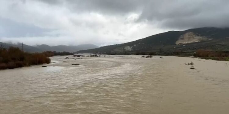 Jepet urdhër për evakuim urgjent në Novoselë! Në Durrës shënohet viktima e parë nga përmbytjet