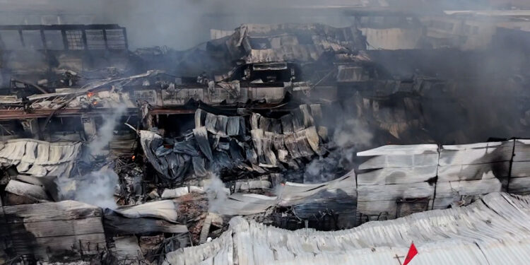 Sherr mes tregtarit dhe përgjegjësit të tregut pas zjarrit te “5 Maji”, ndërhyn Policia