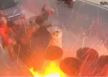 Tronditëse! Po luanin me çakmak pranë fuçive të naftës, të rinjtë ‘hidhen në erë’