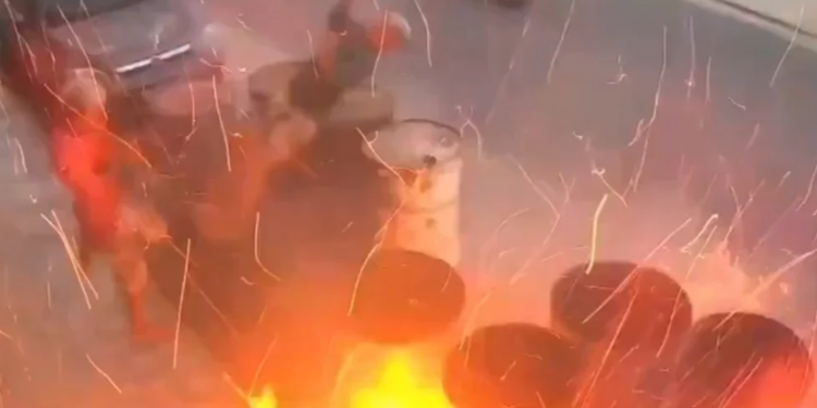 Tronditëse! Po luanin me çakmak pranë fuçive të naftës, të rinjtë ‘hidhen në erë’