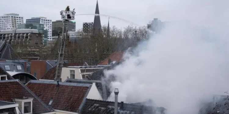 VIDEO-Zjarr masiv në një qytet të Holandës, raportohet për të lënduar: Dëgjuam një shpërthim të fortë