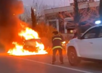 VIDEOLAJM/ Përfshihet nga flakët një makinë në Sauk