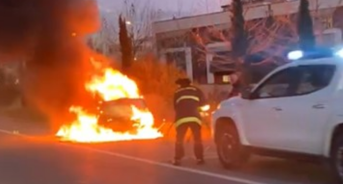 VIDEOLAJM/ Përfshihet nga flakët një makinë në Sauk