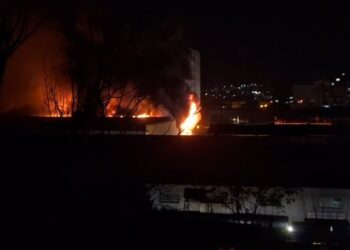 Zjarr në tregun e rrobave të përdorura te “5 Maji” në Tiranë/ Ja pamjet