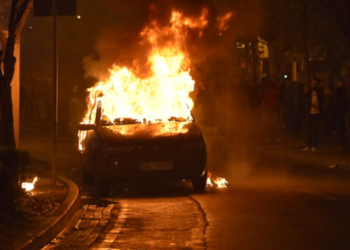 Digjet një mjet i parkuar në Rrëshen, dyshohet se zjarri ka qenë..
